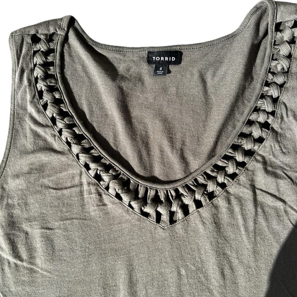 Torrid 4 (26) (4X) Women’s tank top with V-neck and braid detail